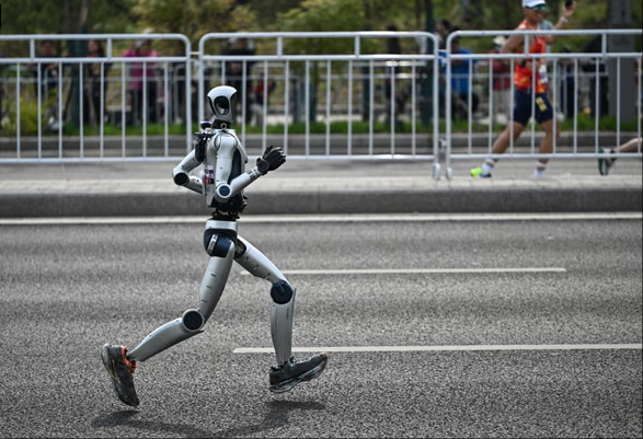 类人机器人在北京半程马拉松中迅速超越人类，展现出快速进步